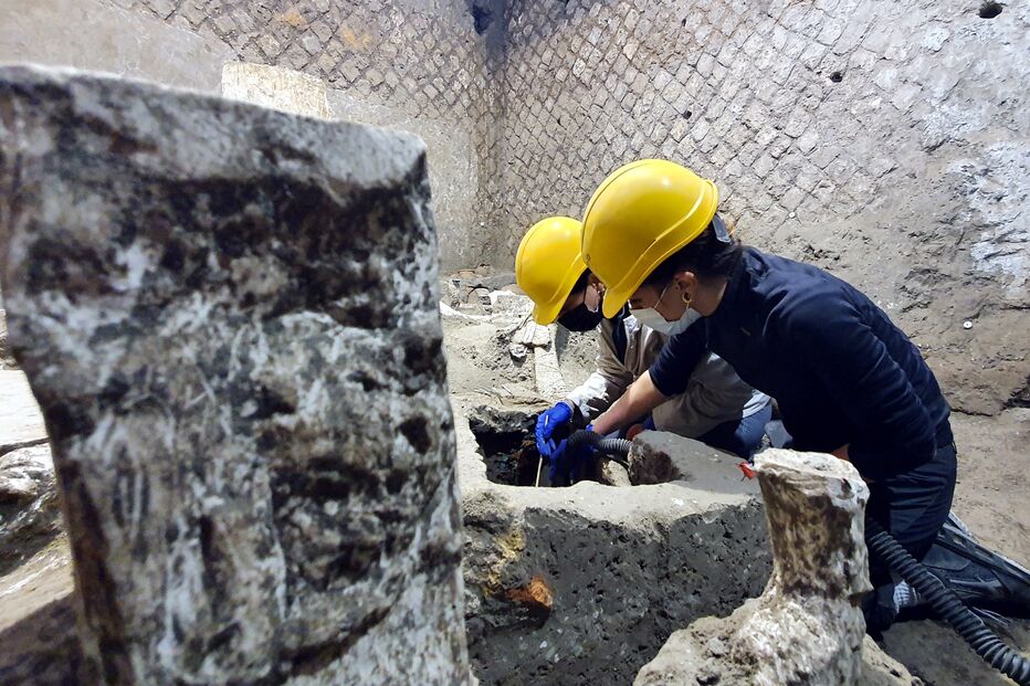 Arqueólogos trabalham dentro de uma 