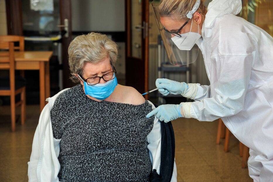 Campanha de administração da 3ª dose da vacina contra a Covid-19 está a decorrer mais lentamente do que o previsto, o que pode comprometer os objetivos