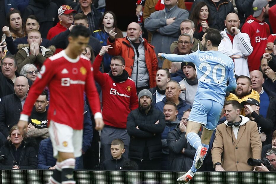 Bernardo Silva celebra a obtenção do segundo golo do City, perante o desalento de Cristiano Ronaldo