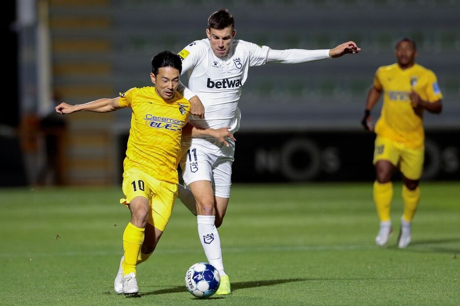 Nakajima , que voltou aos golos na Liga portuguesa, lida com a pressão de Lukovic