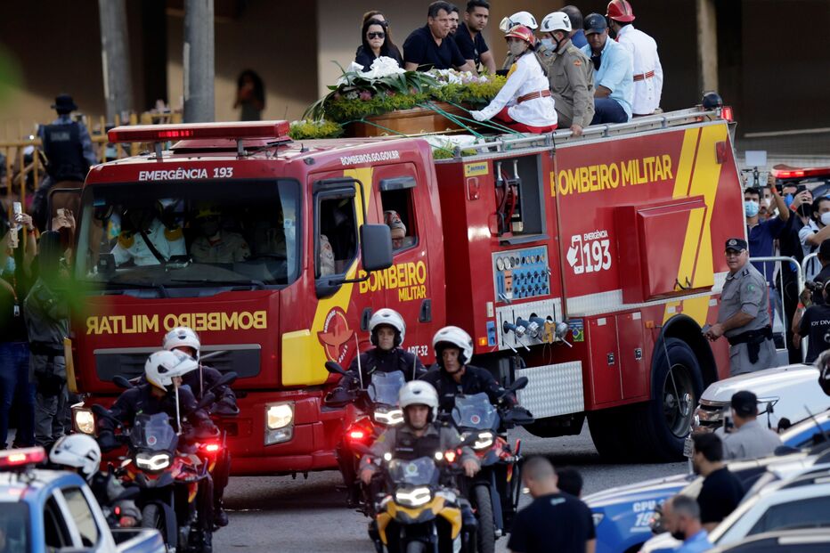 Caixão da cantora brasileira Marília Mendonça é conduzido em cima de camião de bombeiros