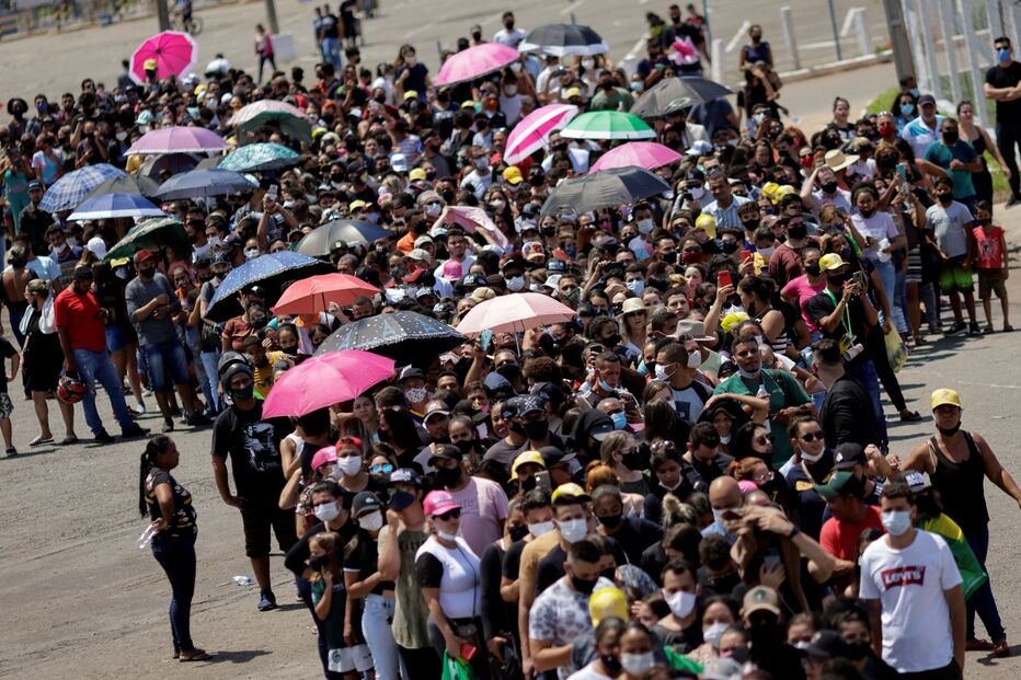 Fila de fãs para o velório da cantora