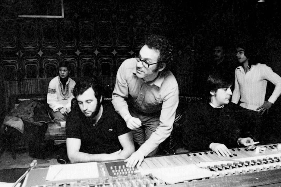 José Afonso, em estúdio, com Adriano Correia de Oliveira; com os meninos de muitas canções e com José Mário Branco 