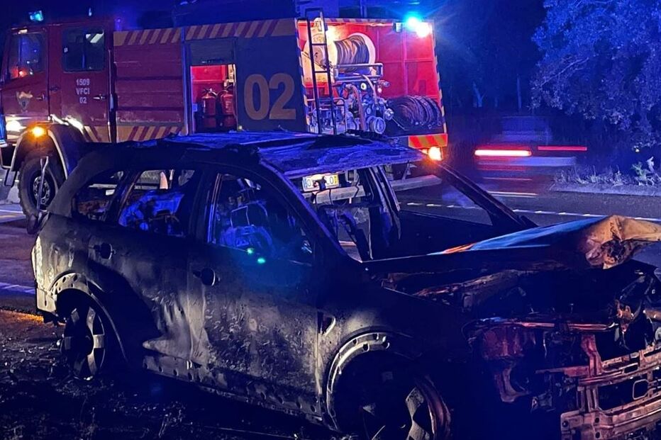 Carro consumido pelas chamas