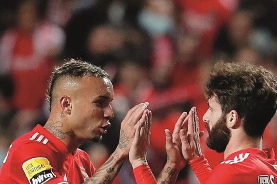 Everton e Rafa festejam um golo do Benfica, numa noite de redenção
