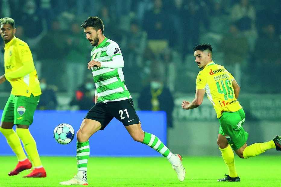 Paulinho lança mais uma jogada de ataque da equipa do Sporting