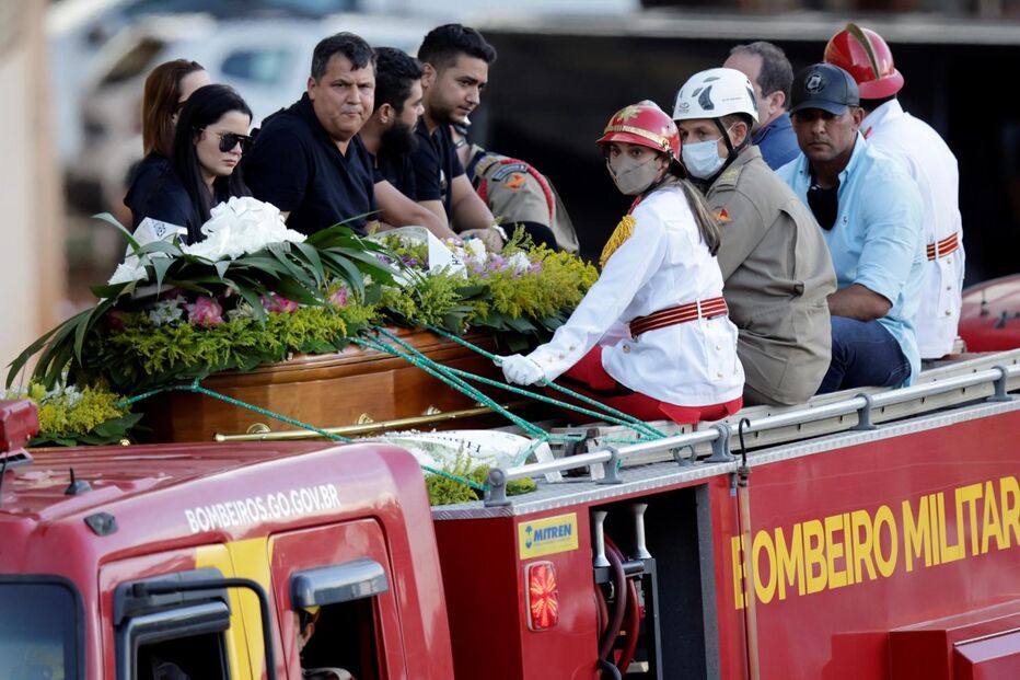 Corpo de Marília Mendonça foi transportado num carro dos bombeiros. Colegas músicos e ex-namorado acompanharam caixão