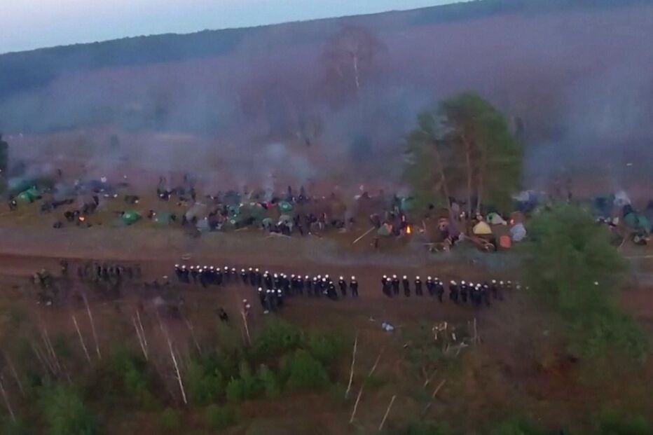 Imagens aéreas mostram filas de migrantes na fronteira entre a Polónia e a Bielorrússia 