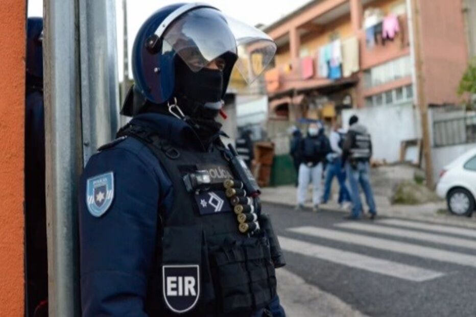 2021-11-10_14_38_37 16 detidos em operação da PSP na Cova da Moura. Apreendida droga, arma e munições.jpg