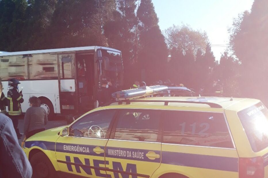 Dois feridos em acidente entre carro e autocarro em Gaia 
