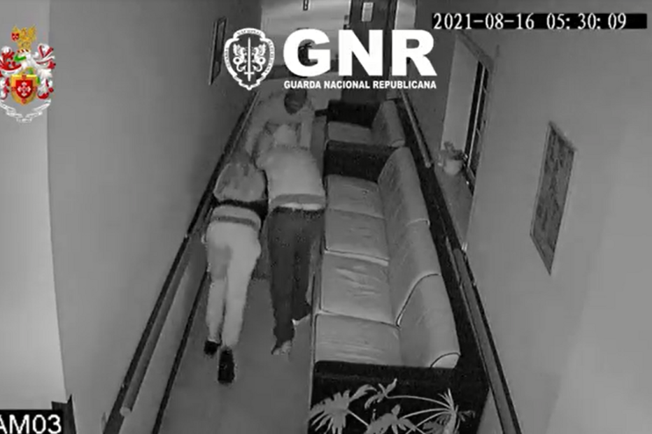 Imagens de videovigilância apanham ladrões a assaltar lar 