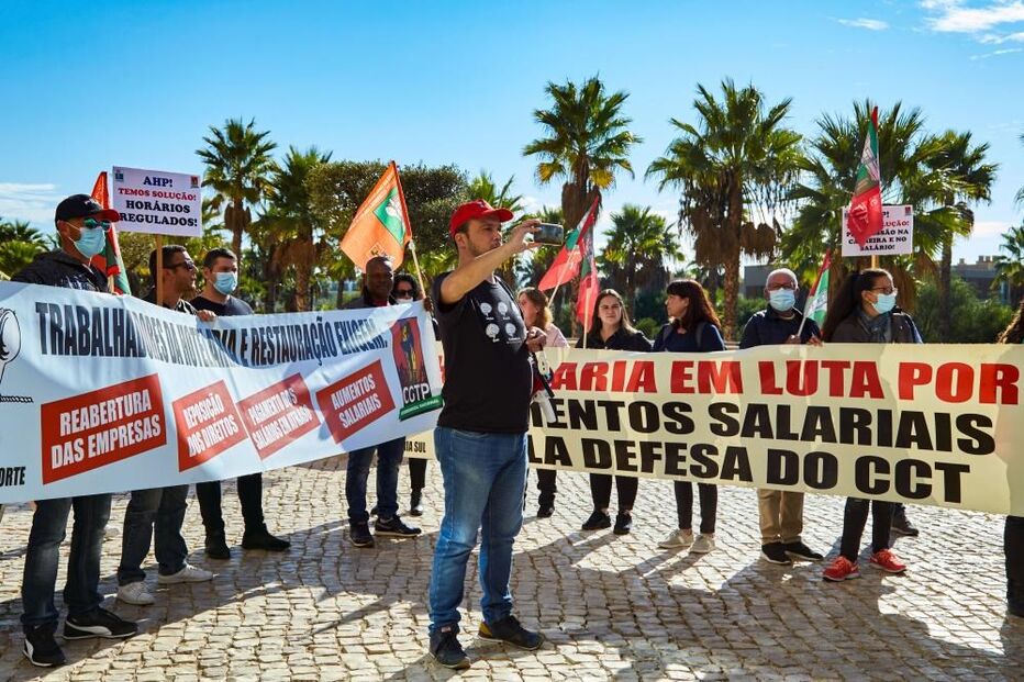 Meia centena de trabalhadores protestam junto ao congresso dos hoteleiros em Albufeira
