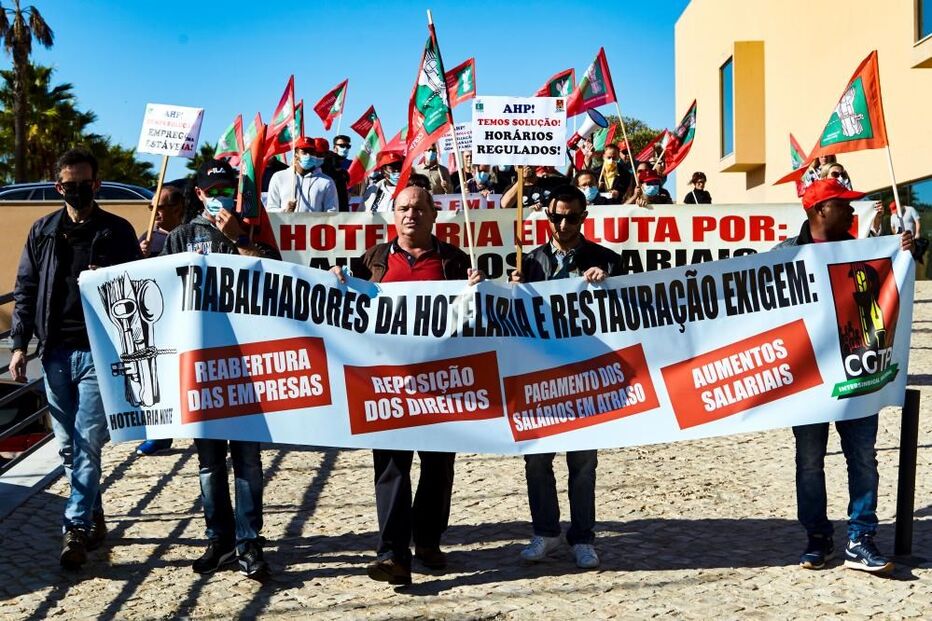 Meia centena de trabalhadores protestam junto ao congresso dos hoteleiros em Albufeira