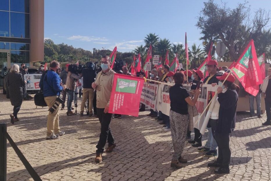 Meia centena de trabalhadores protestam junto ao congresso dos hoteleiros em Albufeira