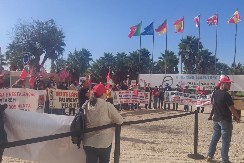 Meia centena de trabalhadores protestam junto ao congresso dos hoteleiros em Albufeira