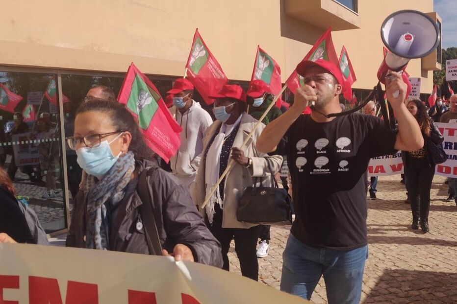 Meia centena de trabalhadores protestam junto ao congresso dos hoteleiros em Albufeira