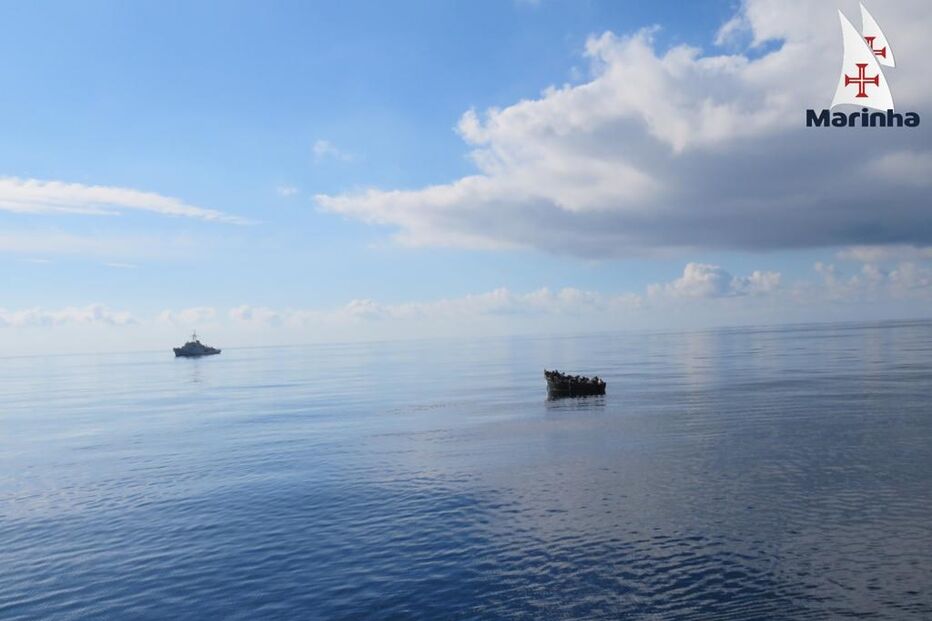 As imagens do resgate de 37 migrantes do Norte de África pela Marinha