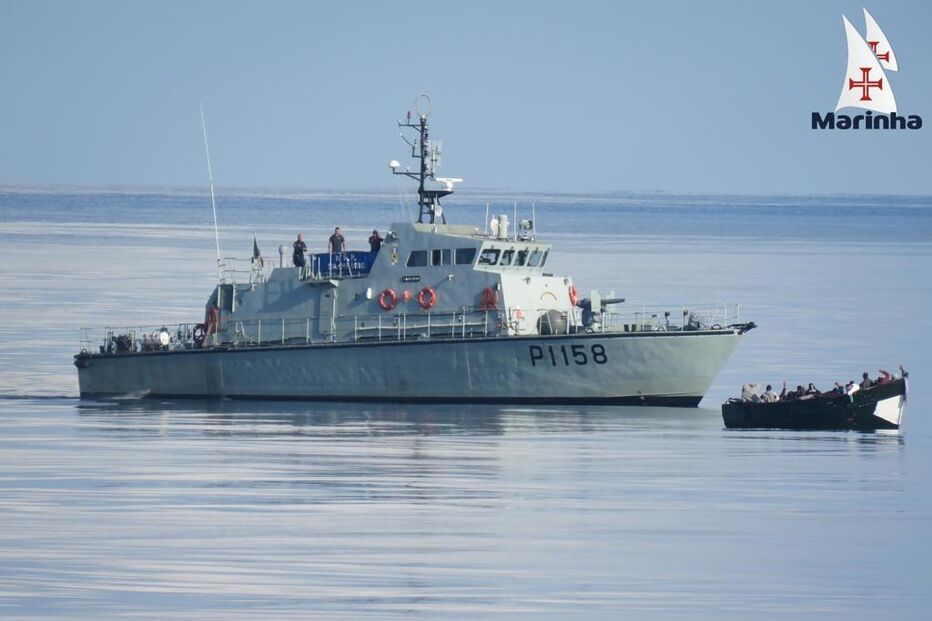 As imagens do resgate de 37 migrantes do Norte de África pela Marinha
