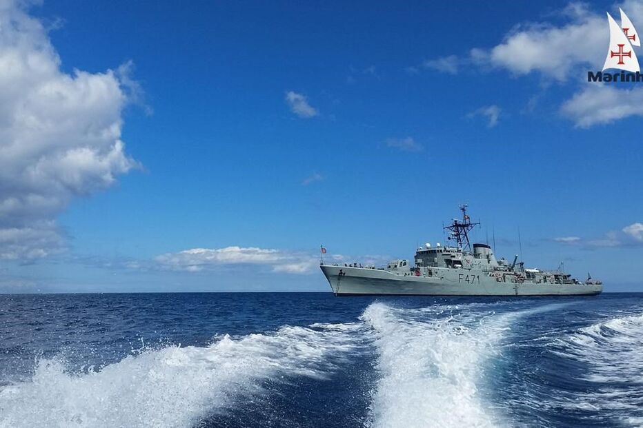 As imagens do resgate de 37 migrantes do Norte de África pela Marinha