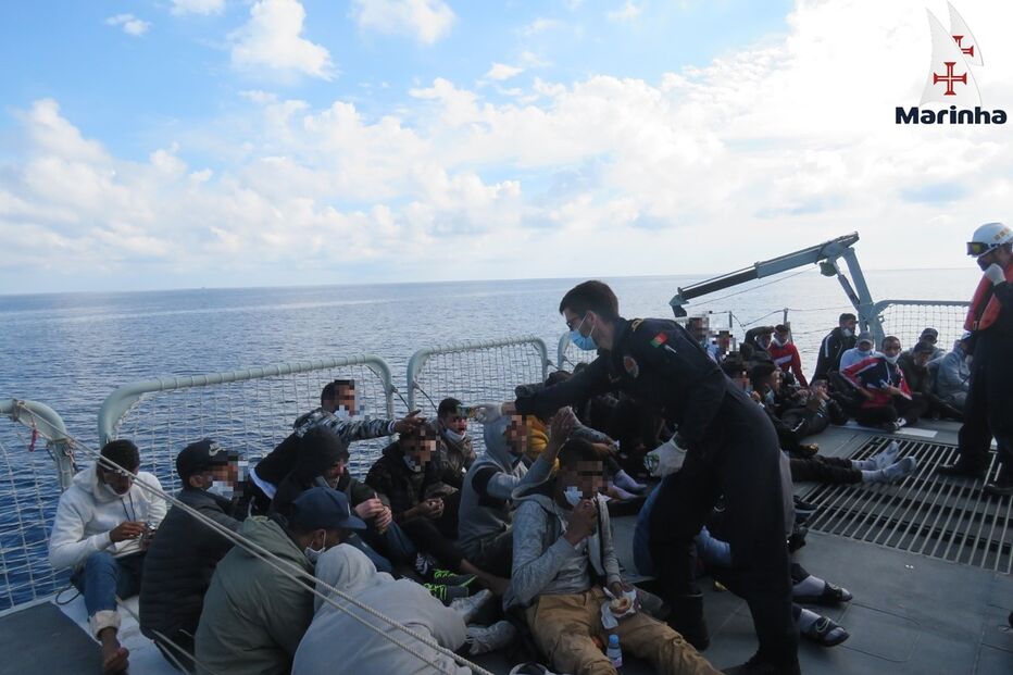 migrantes, barco, resgate, marinha portuguesa