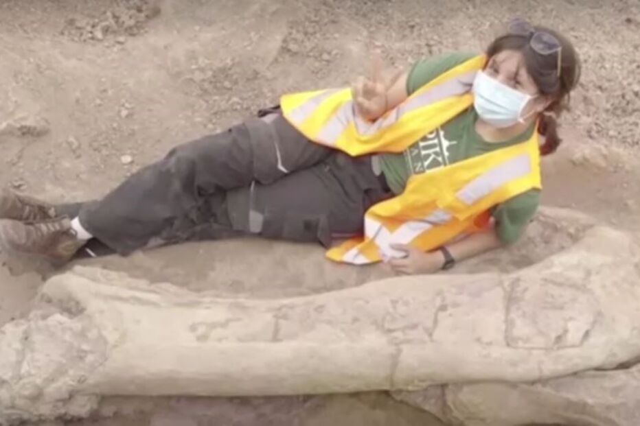 Paleontólogos da Universidade Federal de Santa Maria posam para foto ao lado de osso de dinossauro gigante encontrado em Divinópolis, estado do Maranhão, Brasil