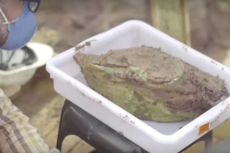 Paleontólogos da Universidade Federal de Santa Maria posam para foto ao lado de osso de dinossauro gigante encontrado em Divinópolis, estado do Maranhão, Brasil