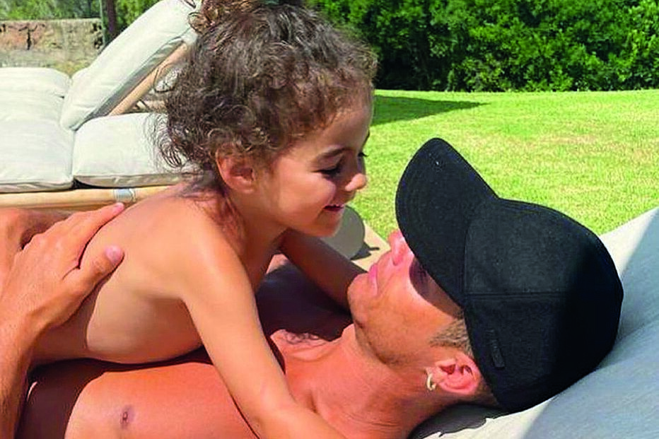 CR7 num momento de ternura com Alana