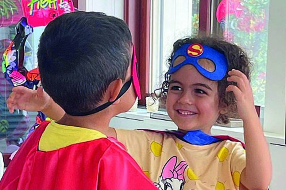  Mateo a brincar com a irmã 
