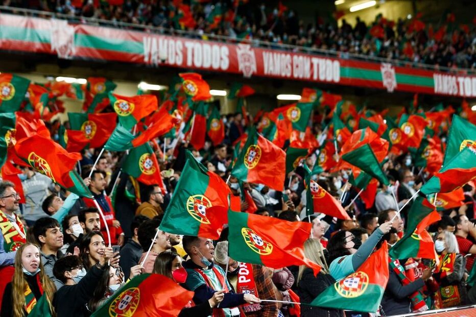 Adeptos a apoiar a seleção nacional