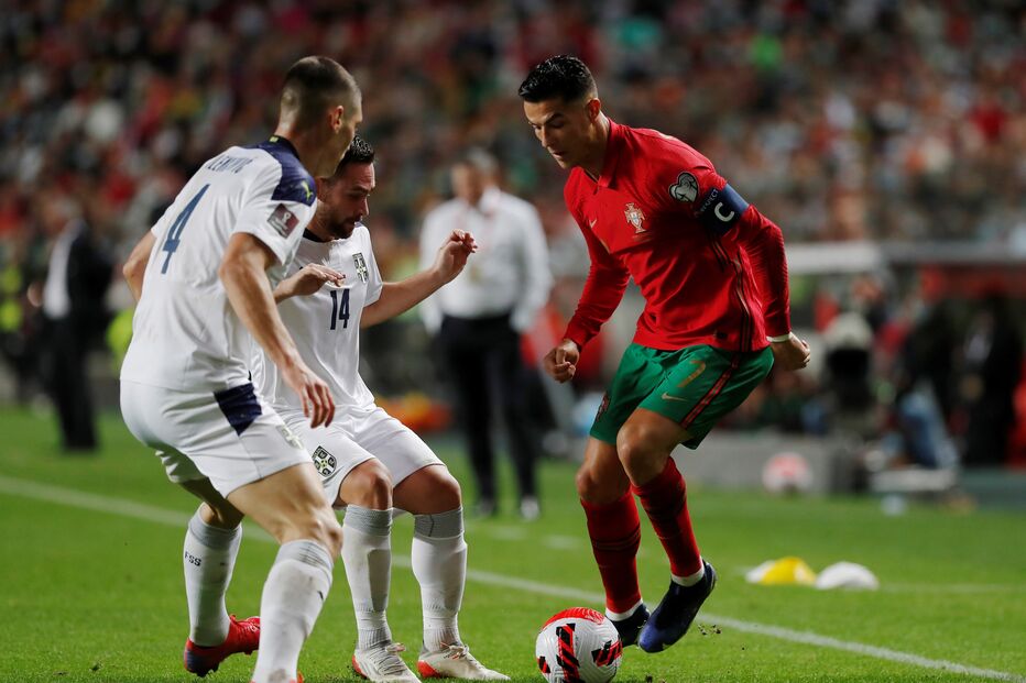 Cristiano Ronaldo em ação com o sérvio Andrija Zivkovic