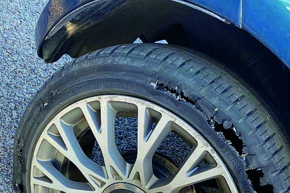 Maria Dominguez, de 25 anos, mostrou nas redes sociais o estado em que ficaram os pneus do seu automóvel e disse  que o caso “já está a ser resolvido”. “Estou bem”, garante a atriz