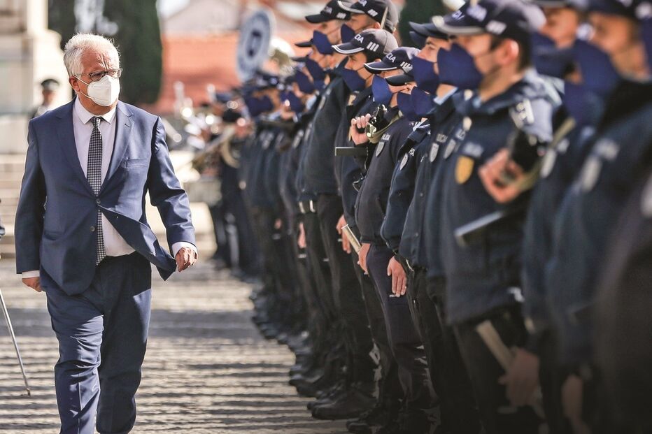 Cem polícias  formaram em  parada para receber Eduardo Cabrita no 154º aniversário da PSP de Lisboa
