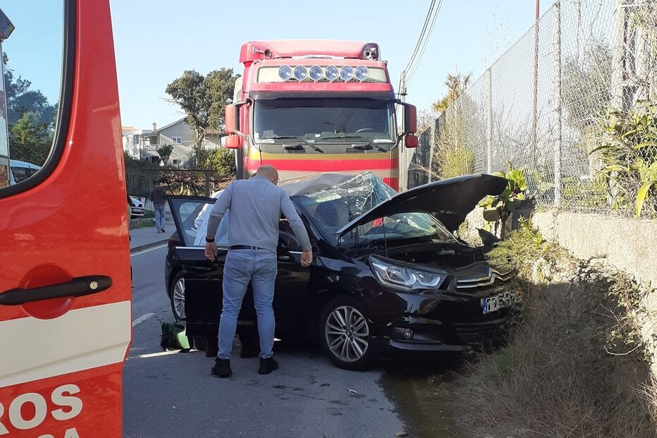 2021-11-17_12_08_49 acidente penafiel.jpg