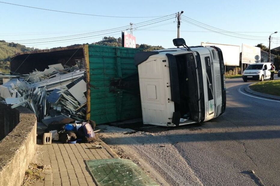 Camião tomba na EN101 em Braga e condiciona o trânsito. Veja as imagens
