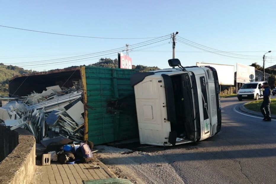 Camião tomba na EN101 em Braga e condiciona o trânsito. Veja as imagens