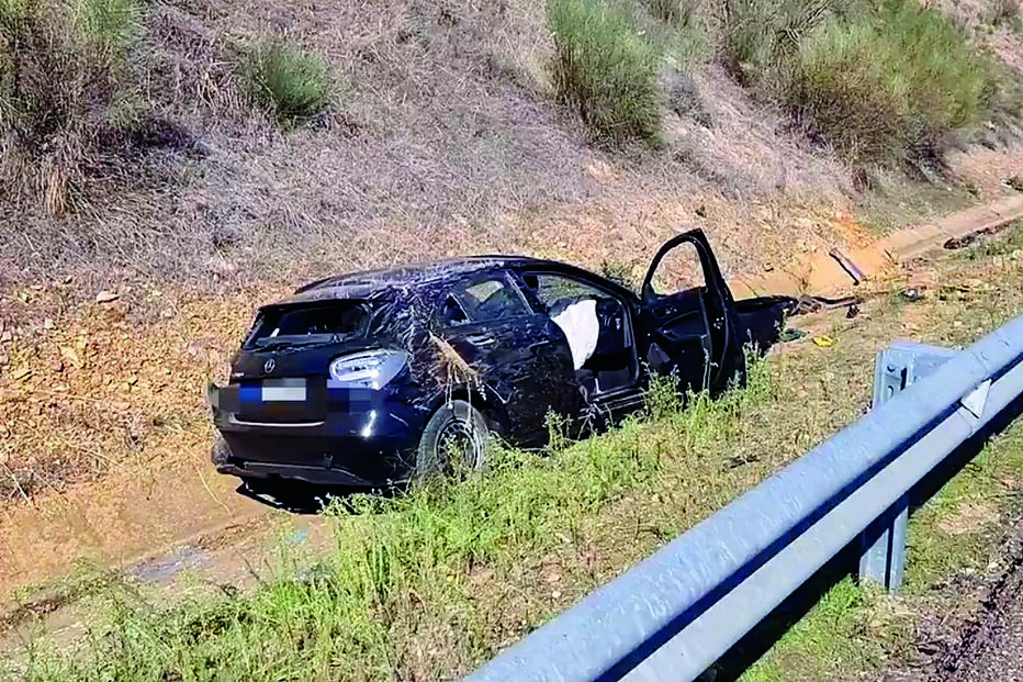 Viatura na qual seguiam os jovens ficou destruída. Grupo de quatro amigos era natural da zona de Lisboa 