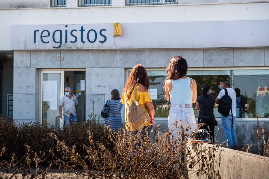 Sindicatos avisam que mesmo abrindo concurso, será preciso dois anos para formar conservadores e oficiais de registo