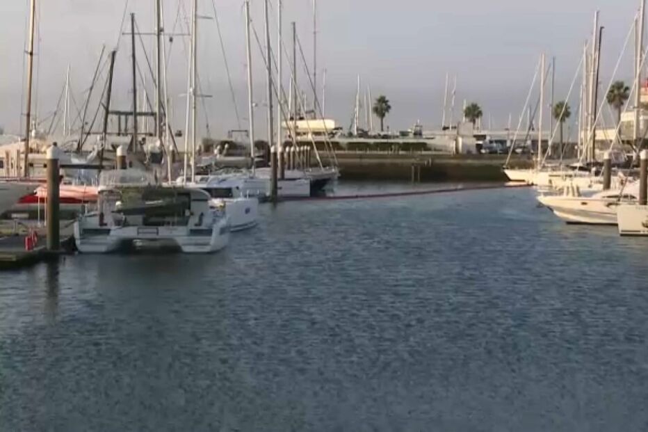 Homem espanca e parte dedos a mulher dentro de barco na marina de Cascais