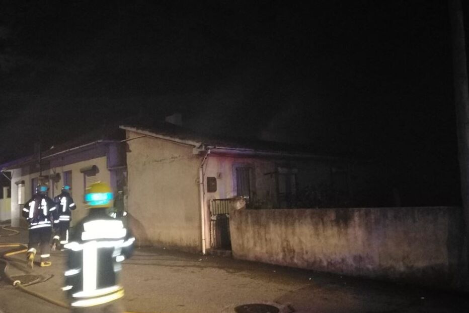 Incêndio destrói casa em Espinho