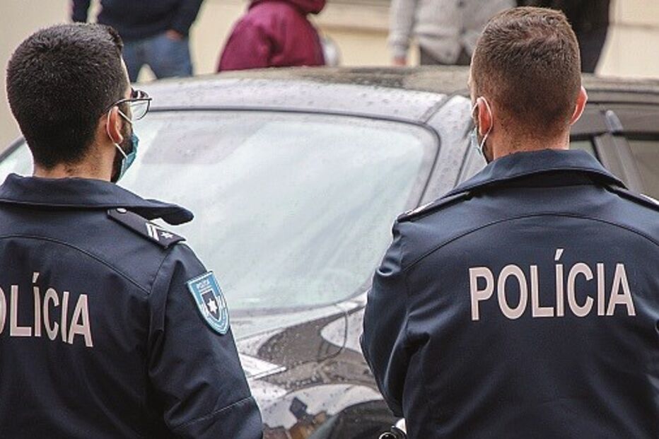 Polícias detiveram o assaltante 