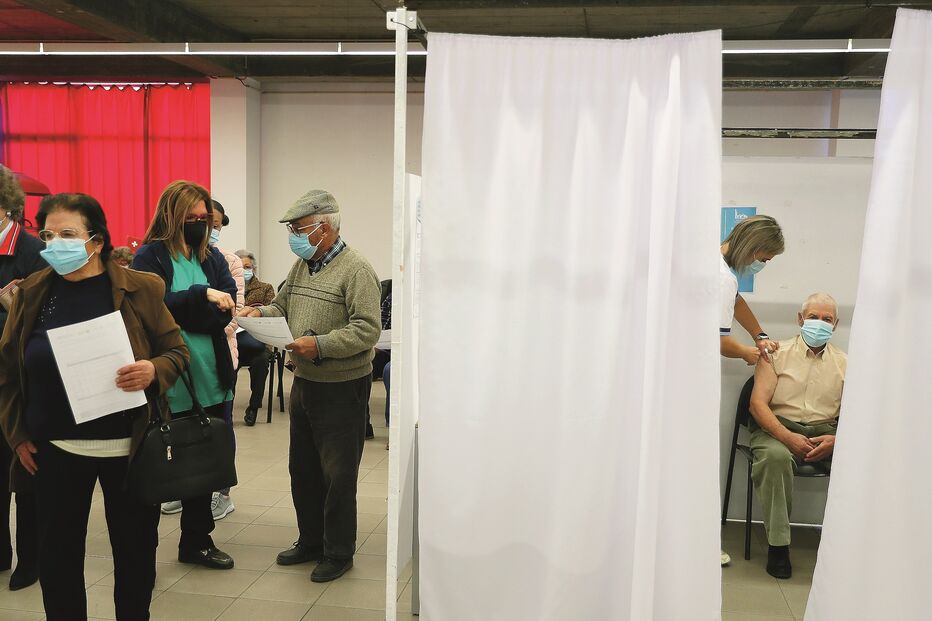 Dose de reforço ajudou a travar crescimento da incidência nos maiores de 80 anos