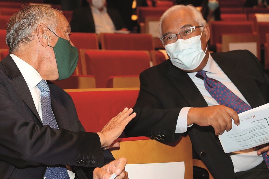 Marcelo Rebelo de Sousa  e António Costa (à direita) assistiram lado a lado às explicações dos especialistas