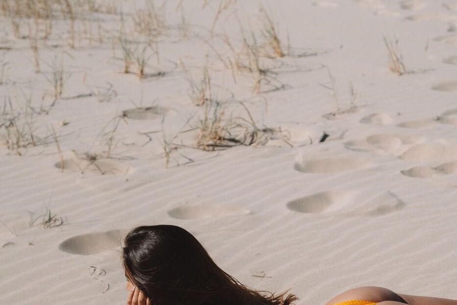 Maria  Rodrigues surge  em biquíni e exibe curvas sexy 