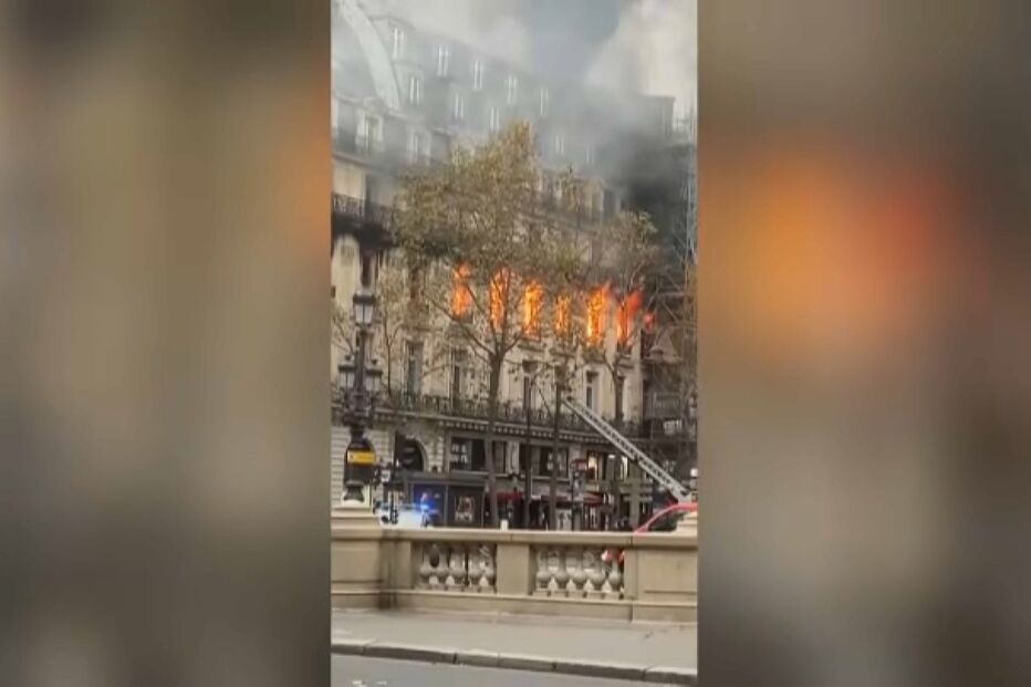 Incêndio em prédio causa pânico em Paris