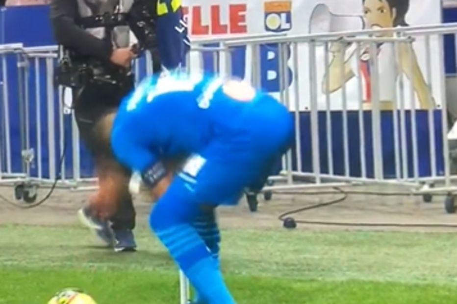 Jogo entre Lyon e Marselha interrompido após jogador ser atingido por garrafa. Veja o momento 