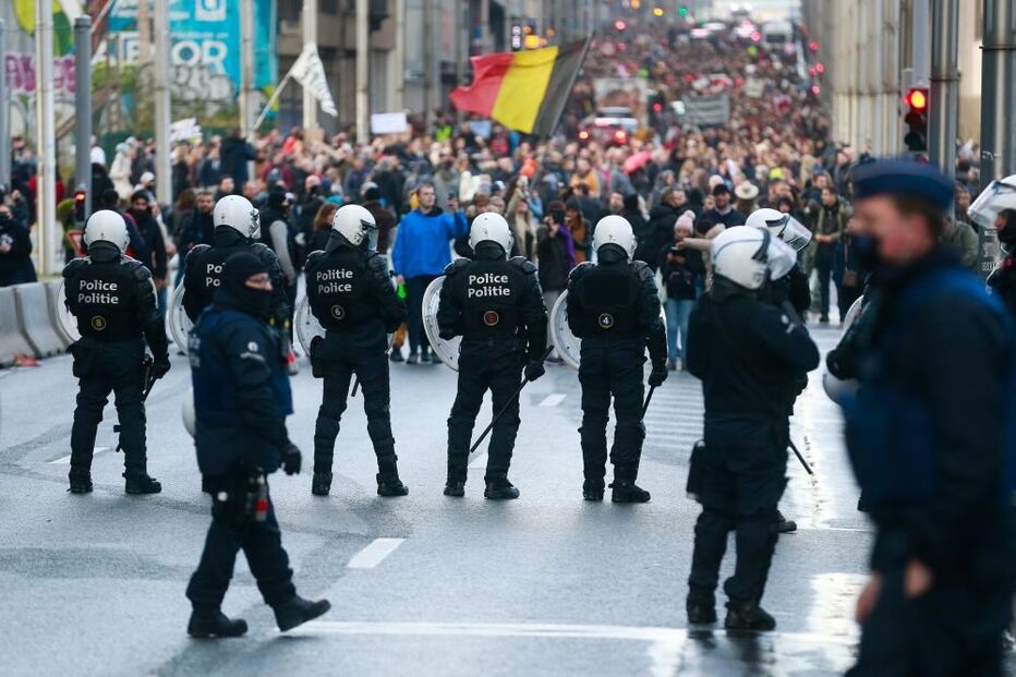 Violência em protesto contra restrições da Covid-19 em Bruxelas acaba com 44 detidos