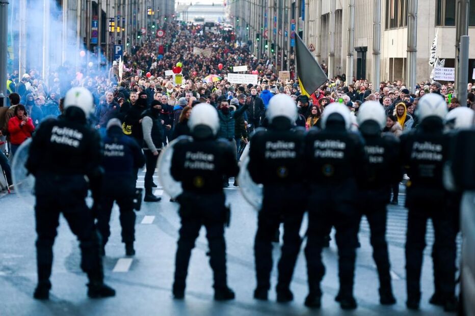 Violência em protesto contra restrições da Covid-19 em Bruxelas acaba com 44 detidos