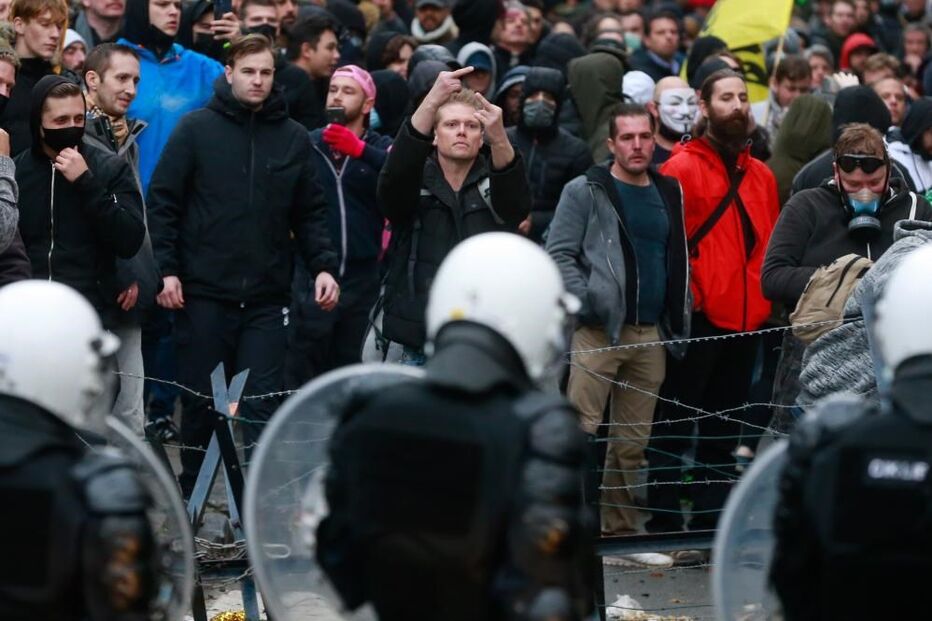 Violência em protesto contra restrições da Covid-19 em Bruxelas acaba com 44 detidos