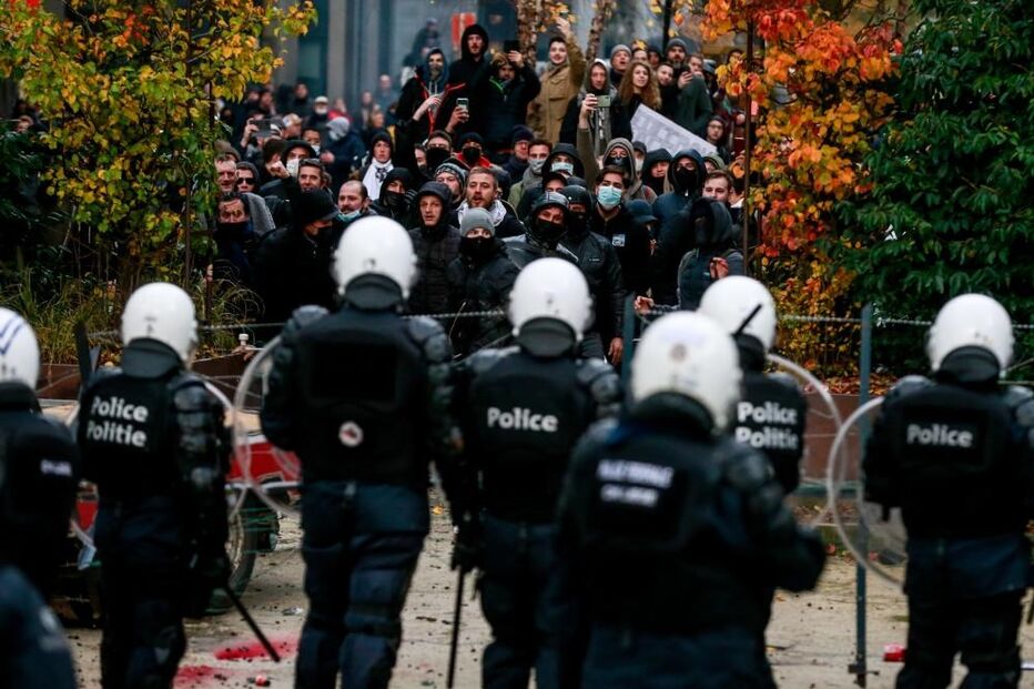 Violência em protesto contra restrições da Covid-19 em Bruxelas acaba com 44 detidos