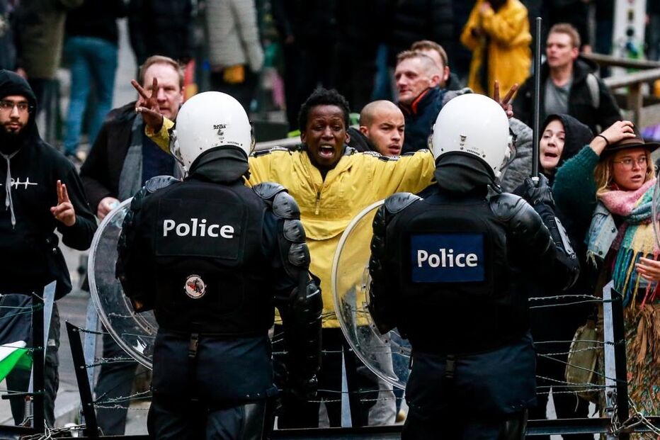 Violência em protesto contra restrições da Covid-19 em Bruxelas acaba com 44 detidos